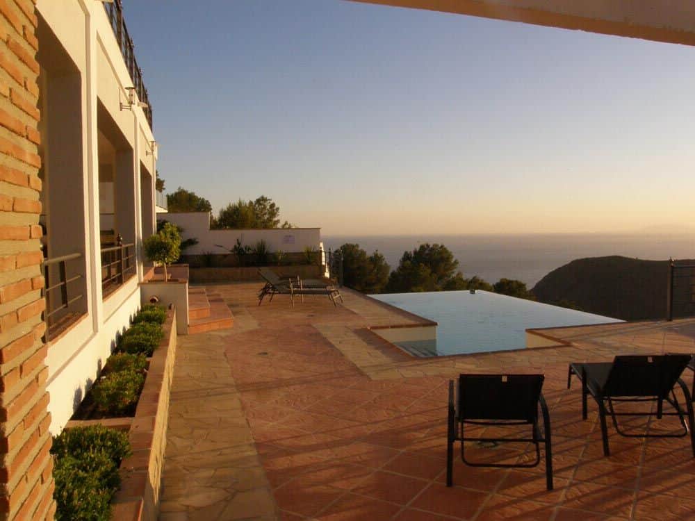 Terras met zwembad en zeezicht van Villa Te koop in Almuñécar in Spanje, gelegen aan de Costa Tropical
