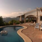 Terras met zwembad van Villa Te koop in Sayalonga in Spanje, gelegen aan de Costa del Sol-Oost