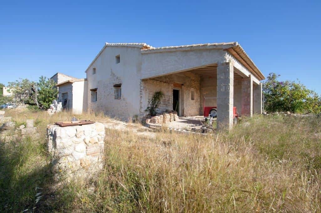 Vooraanzicht Villa Te koop in Gata De Gorgos in Spanje, gelegen aan de Costa Blanca-Noord