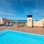 Zeezicht vanaf terras met zwembad Appartement Te koop in Oliva in Spanje, gelegen aan de Costa de Valencia