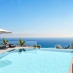 Zeezicht vanaf terras en zwembad van Nieuwbouw Villa Te koop in Calpe in Spanje, gelegen aan de Costa Blanca-Noord