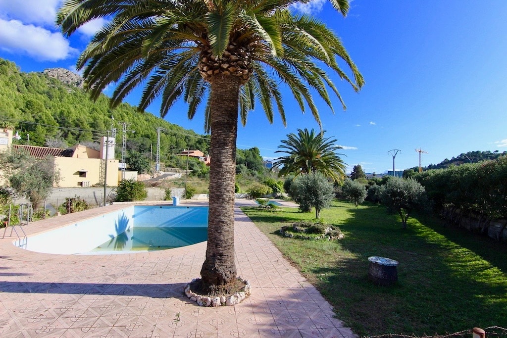 Terras met zwembad van Villa Te koop in Pedreguer in Spanje, gelegen aan de Costa Blanca-Noord