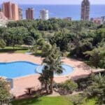 Gemeenschappelijke tuin en zwembad van Appartement Te koop in Benidorm in Spanje, gelegen aan de Costa Blanca-Noord