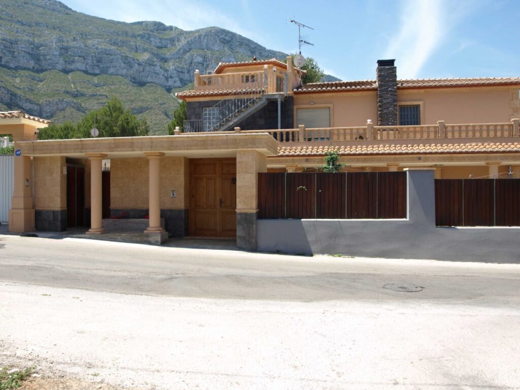 Vooraanzicht vanaf straat van Villa Te koop in Dénia in Spanje, gelegen aan de Costa Blanca-Noord