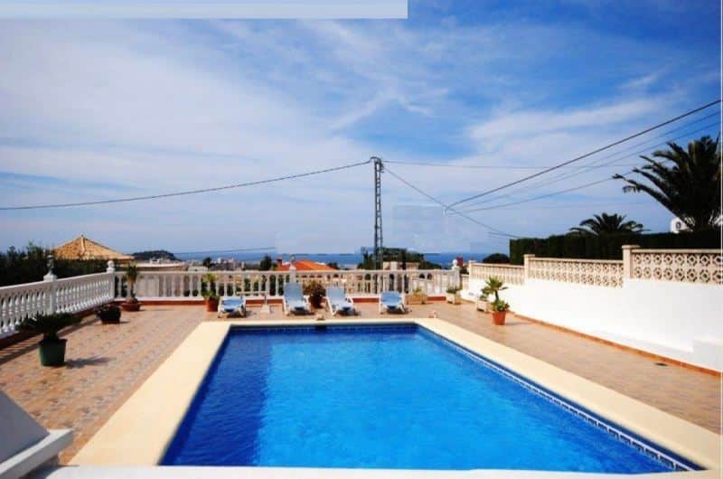 Zwembad van Villa Te koop in Denia in Spanje, gelegen aan de Costa Blanca-Noord