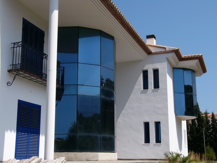Vooraanzicht Nieuwbouw Villa Te koop in Denia in Spanje, gelegen aan de Costa Blanca-Noord