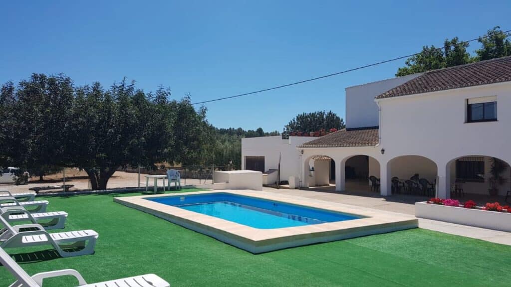 Ligweide met zwembad van Villa Te koop in Dénia in Spanje, gelegen aan de Costa Blanca-Noord