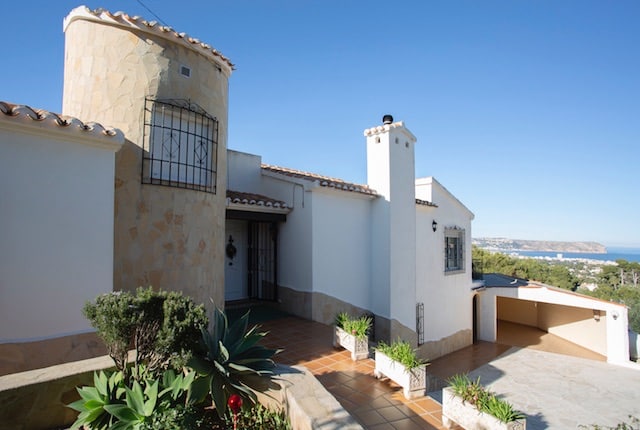 Vooraanzicht Villa Te koop in Javea in Spanje, gelegen aan de Costa Blanca-Noord