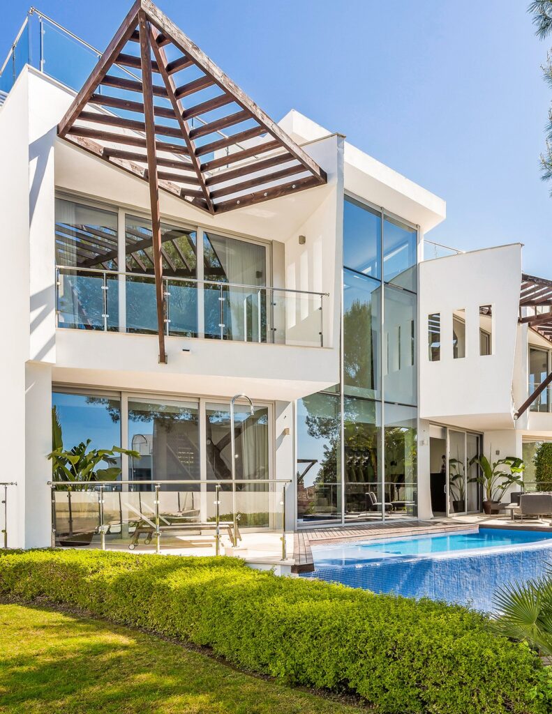 Vooraanzicht van Huis Te koop in Marbella in Spanje, gelegen aan de Costa del Sol-West