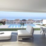 Terras met zicht op zwembad en zee van Nieuwbouw Villa Te koop in La Duquesa in Spanje, gelegen aan de Costa del Sol-West