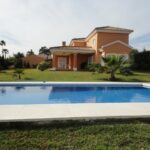 Zwembad van Villa Te koop in Estepona in Spanje, gelegen aan de Costa del Sol-West
