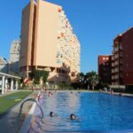 Zwembad met gebouw in de achtergrond van Appartement Te koop in Calpe in Spanje, gelegen aan de Costa Blanca-Noord