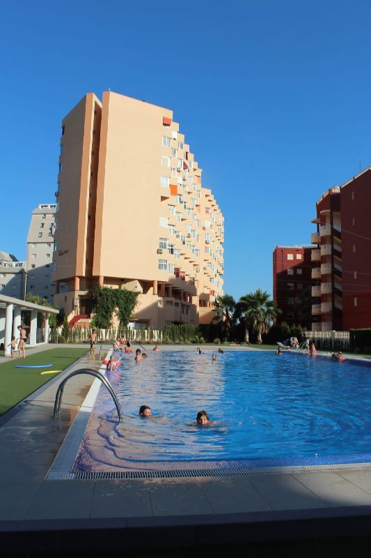 Zwembad met gebouw in de achtergrond van Appartement Te koop in Calpe in Spanje, gelegen aan de Costa Blanca-Noord