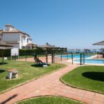 Gemeenschappelijke tuin met zwembad van Appartement Te koop in Estepona in Spanje, gelegen aan de Costa del Sol-West