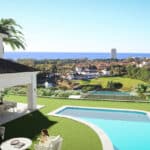 Zwembad en zeezicht vanaf Nieuwbouw Project in Elviria in Spanje, gelegen aan de Costa del Sol-Centro