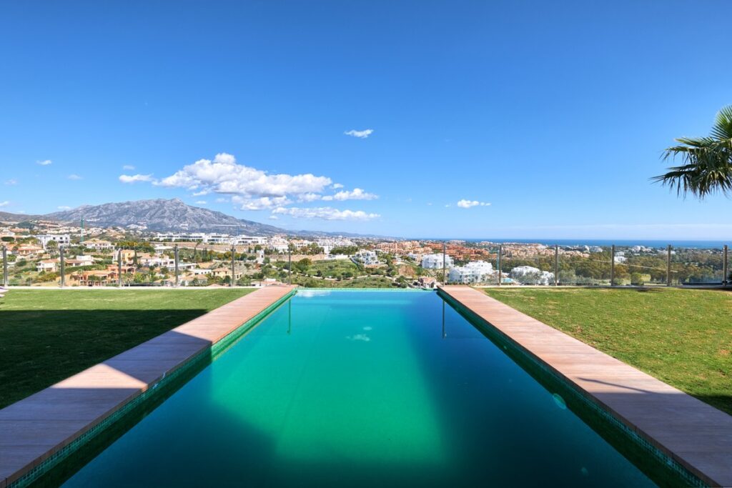Verzicht vanaf zwembad van Villa Te koop in Benahavis in Spanje, gelegen aan de Costa del Sol-West