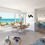 Zicht vanuit woonkamer naar terras en de zee van Nieuwbouw Appartement Te koop in Canet d'En Berenguer in Spanje, gelegen aan de Costa de Valencia