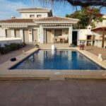 Zwembad en vooraanzicht Villa Te koop in Calpe in Spanje, gelegen aan de Costa Blanca-Noord