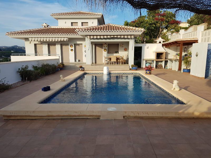 Zwembad en vooraanzicht Villa Te koop in Calpe in Spanje, gelegen aan de Costa Blanca-Noord
