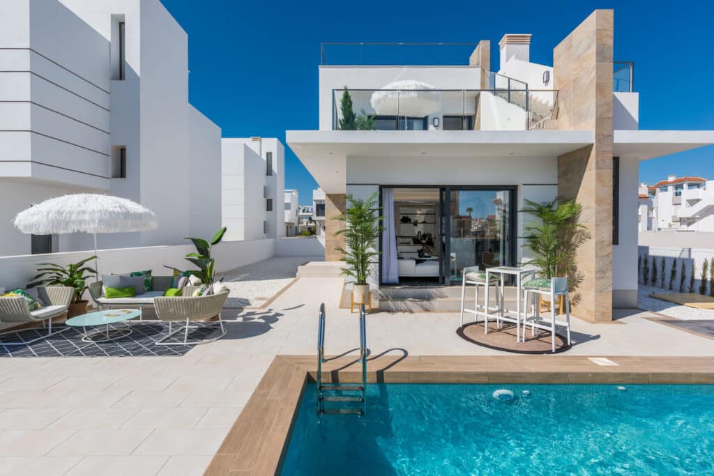 Zwembad en vooraanzicht Nieuwbouw Villa Te koop in Ciudad Quesada in Spanje, gelegen aan de Costa Blanca-Zuid