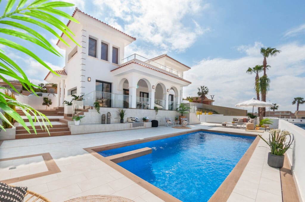 Zwembad en vooraanzicht Nieuwbouw Villa Te koop in Ciudad Quesada in Spanje, gelegen aan de Costa Blanca-Zuid