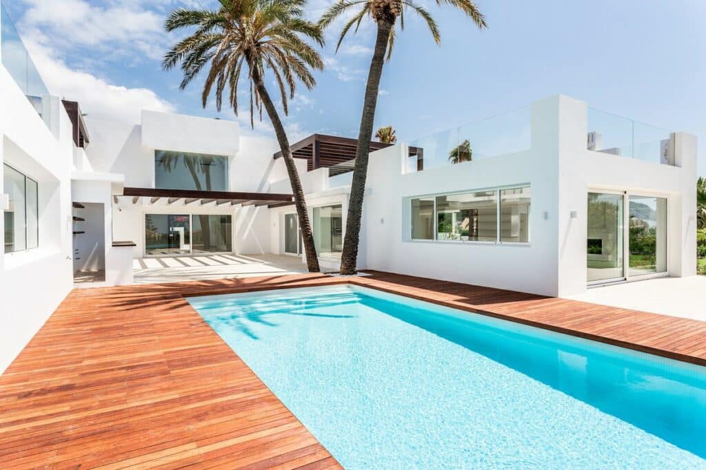 Zwembad van Nieuwbouw Villa Te koop in Marbella in Spanje, gelegen aan de Costa del Sol-West