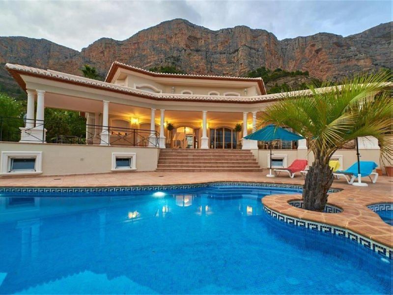 Zwembad en vooraanzicht van Nieuwbouw Villa Te koop in Javea in Spanje, gelegen aan de Costa Blanca-Noord