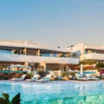 Gemeenschappelijk zwembad en gebouw van Nieuwbouw Appartementen Te koop in Marbella in Spanje, gelegen aan de Costa del Sol-West