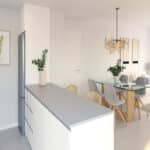 Woonkamer met open keuken van Nieuwbouw Appartement Te koop in Fuengirola in Spanje, gelegen aan de Costa del Sol-Centro