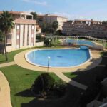 Overzicht op gemeenschappelijke tuin en zwembad van Appartement Te koop in Denia in Spanje, gelegen aan de Costa Blanca-Noord