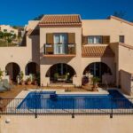 Vooraanzicht Villa en zwembad Te koop in Bedar in Spanje, gelegen aan de Costa de Almería