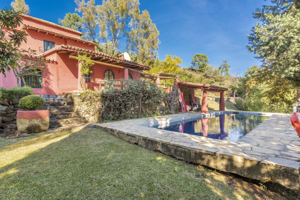 Tuin, zwembad en Villa Te koop in Benahavis in Spanje, gelegen aan de Costa del Sol-West