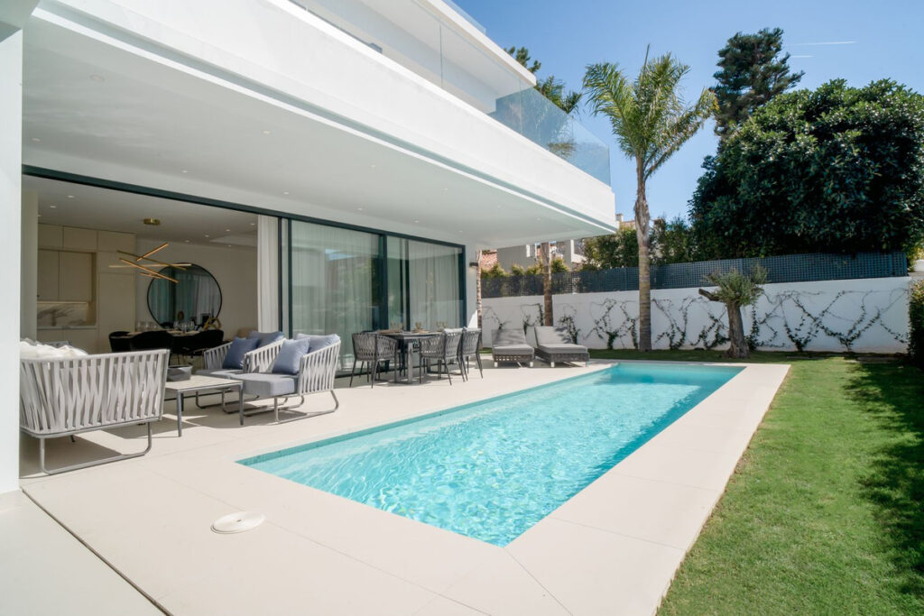 Zwembad en terras van Nieuwbouw Villa Te koop in The Golden Mile in Spanje, gelegen aan de Costa del Sol-West
