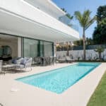 Zwembad en terras van Nieuwbouw Villa Te koop in The Golden Mile in Spanje, gelegen aan de Costa del Sol-West