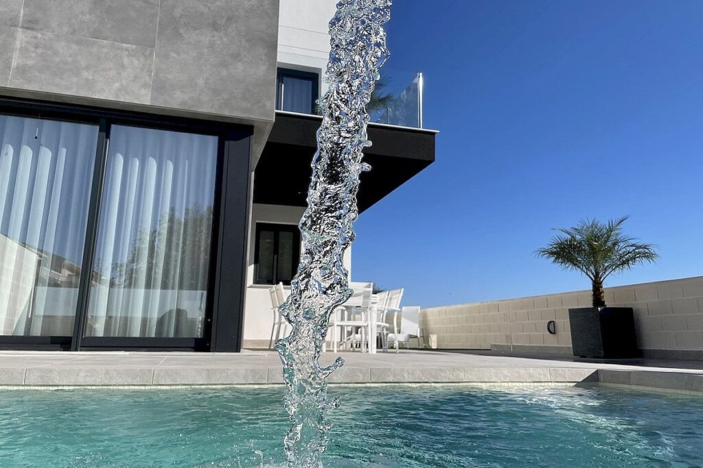 Sfeerfoto met zwembad en terras van Nieuwbouw Villa Te koop in Torrevieja in Spanje, gelegen aan de Costa Blanca-Zuid