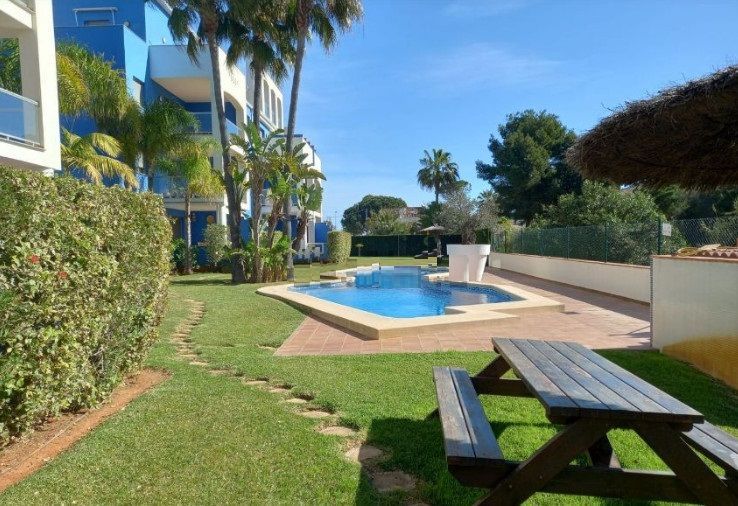 Gemeenschappelijk zwembad van Appartement Te koop in Denia in Spanje, gelegen aan de Costa Blanca-Noord