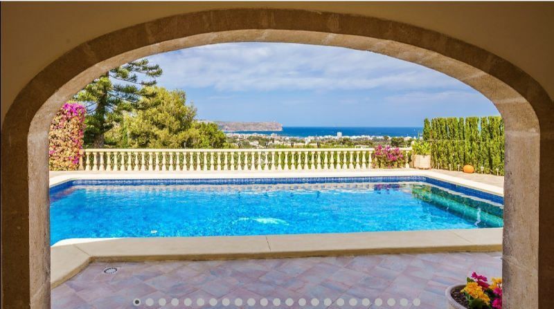 Zwembad en zeezicht vanaf Villa Te koop in Javea in Spanje, gelegen aan de Costa Blanca-Noord