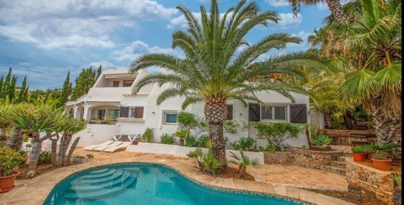 Zwembad en vooraanzicht van Villa Te koop in Javea in Spanje, gelegen aan de Costa Blanca-Noord