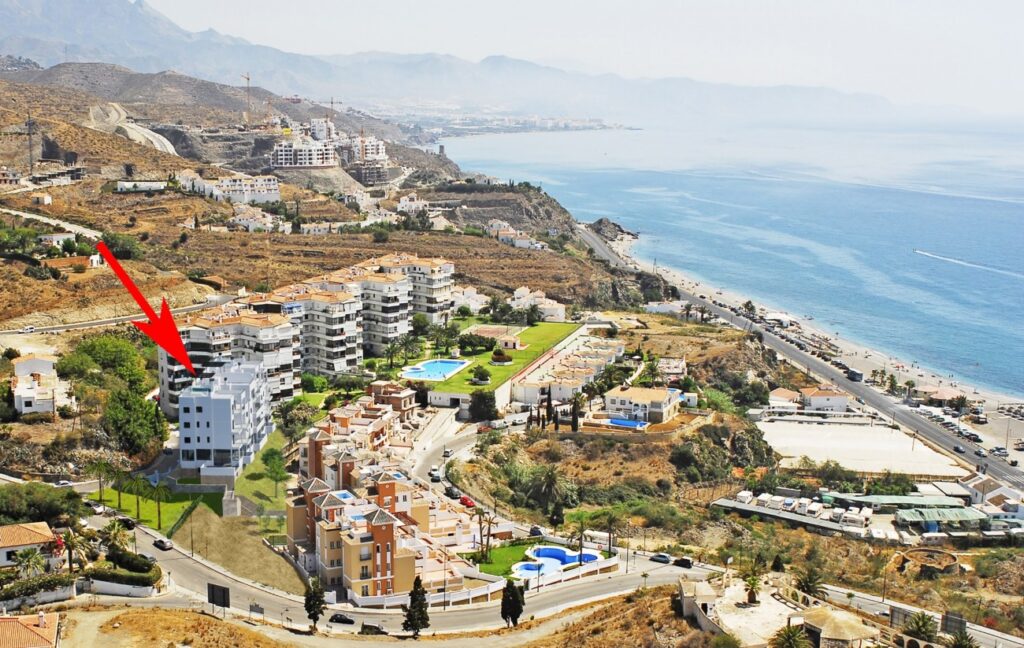 Luchtfoto met zee en Nieuwbouw Appartementen Te koop in Torrox in Spanje, gelegen aan de Costa del Sol-Oost