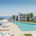 Zeezicht en gemeenschappelijk zwembad van nieuwbouw appartementen in Estepona in Spanje, gelegen aan de  Costa del Sol-West