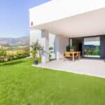 Terras en vooraanzicht van nieuwbouw appartement in Estepona in Spanje, gelegen aan de  Costa del Sol-West