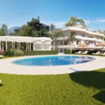 Tuin, zwembad, vooraanzicht van nieuwbouw appartement in Estepona in Spanje, gelegen aan de  Costa del Sol-West