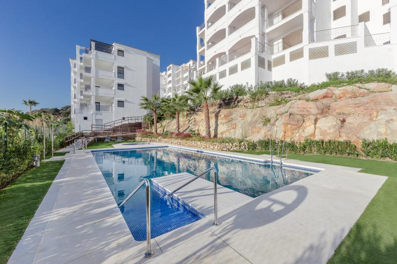 Gemeenschappelijk zwembad en gebouwen Nieuwbouw Appartementen Te koop in Manilva in Spanje, gelegen aan de Costa del Sol-West