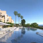 Zeezicht en gemeenschappelijk zwembad van nieuwbouw appartementen in Ojen in Spanje, gelegen aan de  Costa del Sol-Centro