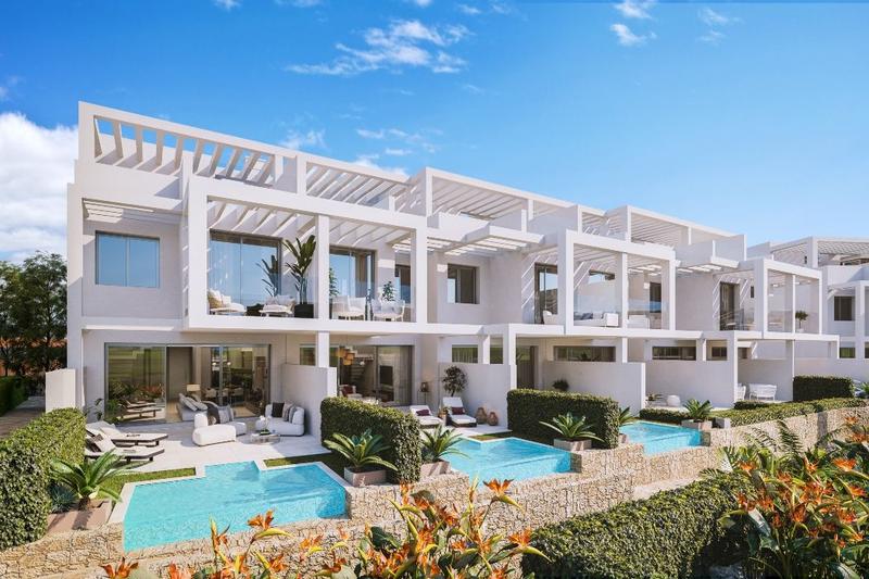 Terras, zwembad en vooraanzicht van nieuwbouw huizen in Manilva in Spanje, gelegen aan de  Costa del Sol-West