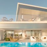 Zwembad en vooraanzicht Nieuwbouw Huis Te koop in Mijas Costa in Spanje, gelegen aan de Costa del Sol-Centro