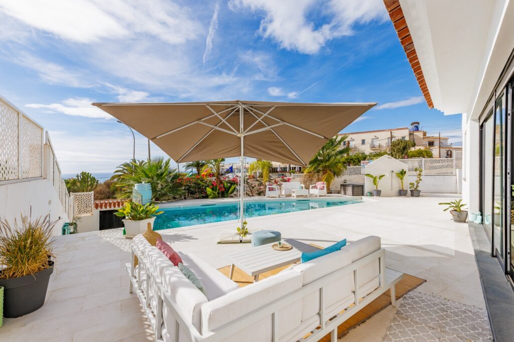 Terras en zwembad van resale villa in Nerja in Spanje, gelegen aan de  Costa del Sol-Oost