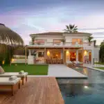 Terras, zwembad en vooraanzicht van resale villa in Nueva Andalucia in Spanje, gelegen aan de  Costa del Sol-West