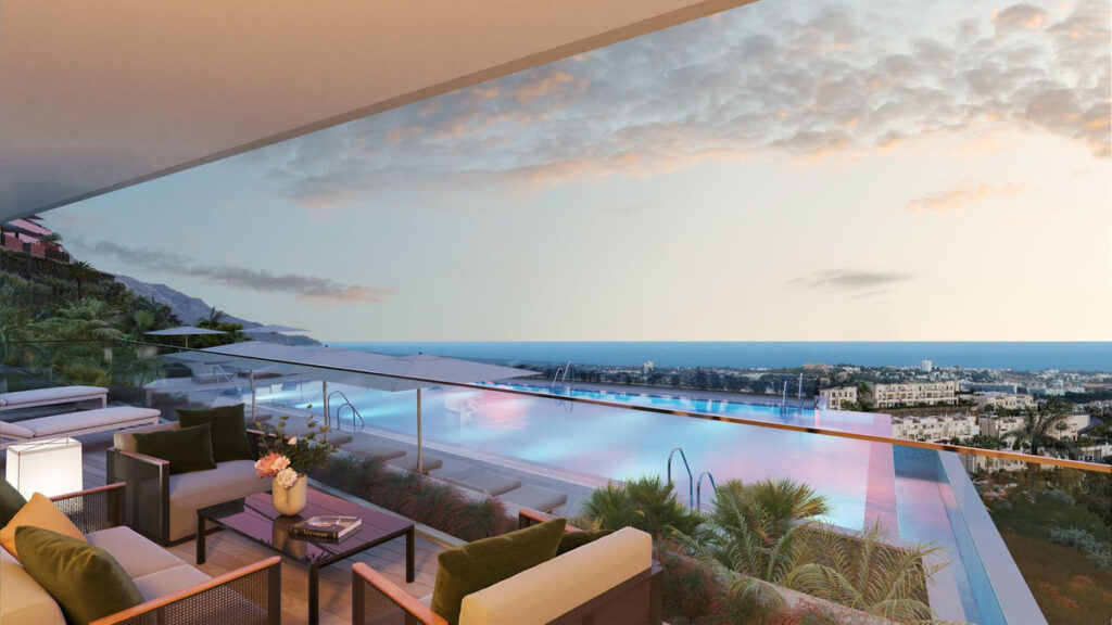 Zeezicht, terras en gemeenschappelijk zwembad van nieuwbouw appartement in Benahavis in Spanje, gelegen aan de  Costa del Sol-West
