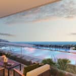 Zeezicht, terras en gemeenschappelijk zwembad van nieuwbouw appartement in Benahavis in Spanje, gelegen aan de  Costa del Sol-West